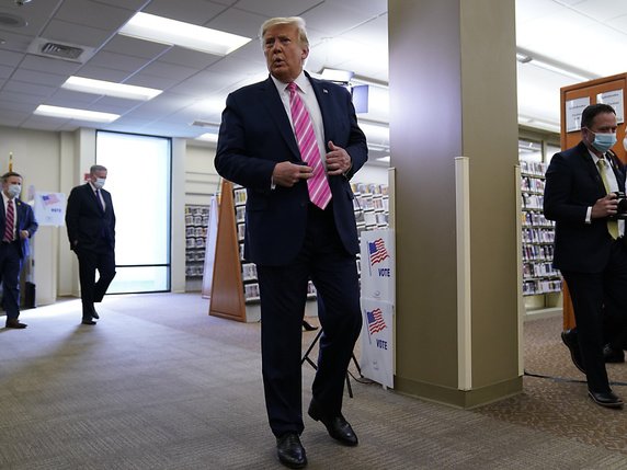 Donald Trump s'est rendu dans une bibliothèque de West Palm Beach pour voter "pour un type appelé Trump". © KEYSTONE/AP/Evan Vucci