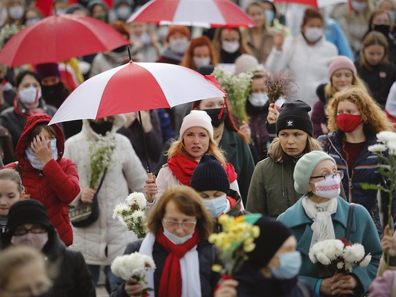 Des femmes avaient déjà défilé samedi à Minsk pour réclamer la démission de Loukachenko. © KEYSTONE/AP