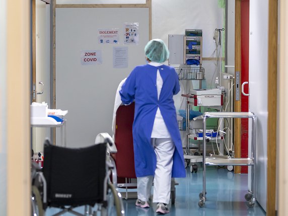 Les personnels de santé doivent voir leurs conditions de travail s'améliorer dans leur lutte contre le coronavirus, clament associations du milieu et syndicats. © KEYSTONE/JEAN-CHRISTOPHE BOTT