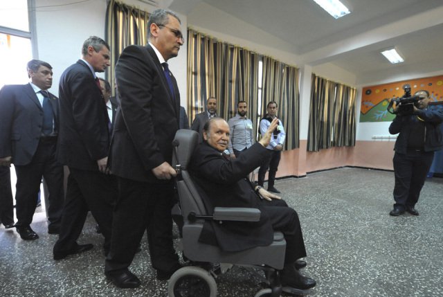 Le président Bouteflika dans un bureau de vote d'Alger