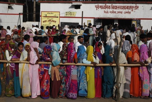 Des Indiennes font la queue pour aller voter