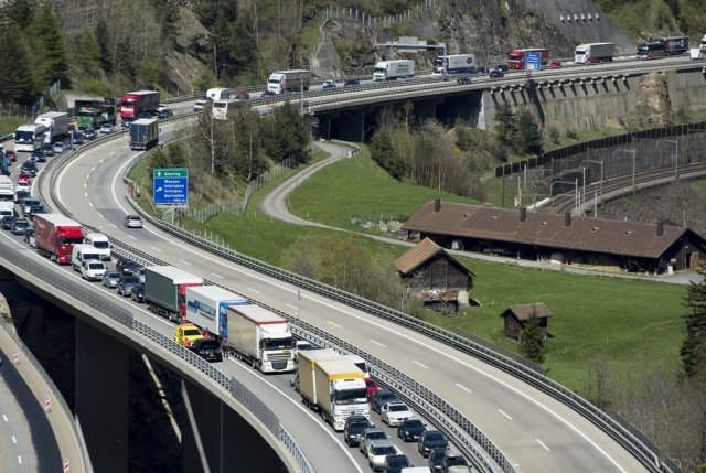 Trafic pascal sur l'autoroute menant au tunel du Gothard.