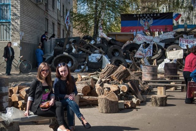 Deux jeunes femmes devant une barricade à Slaviansk (photo symbole)