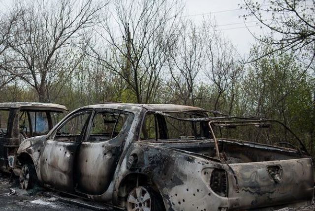 Des voitures brûlées près de Slaviansk