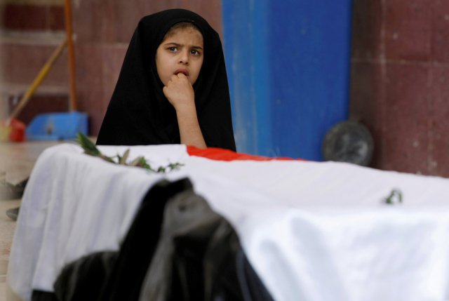 Une fillette irakienne à côté du cercueil de son frère (archives)