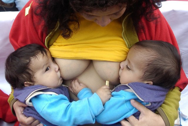 une maman péruvienne allaite ses jumeaux (archives)