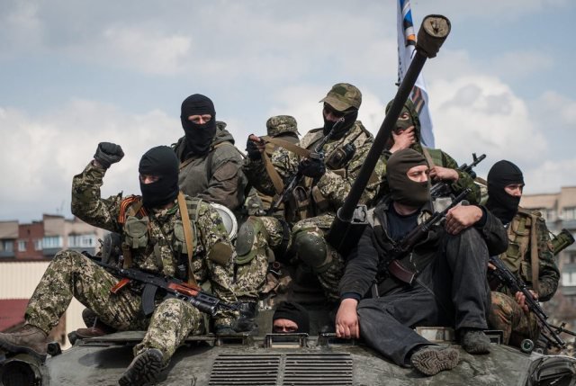 Des hommes armés pro-russes sur un tank à Slaviansk en Ukraine