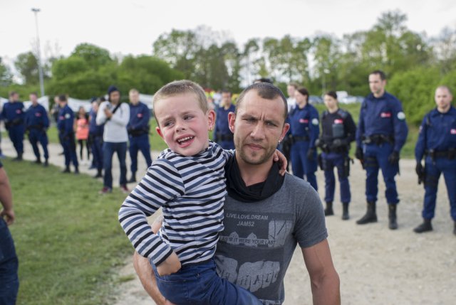 Un père et son fils devant le cordon de la police bernoise