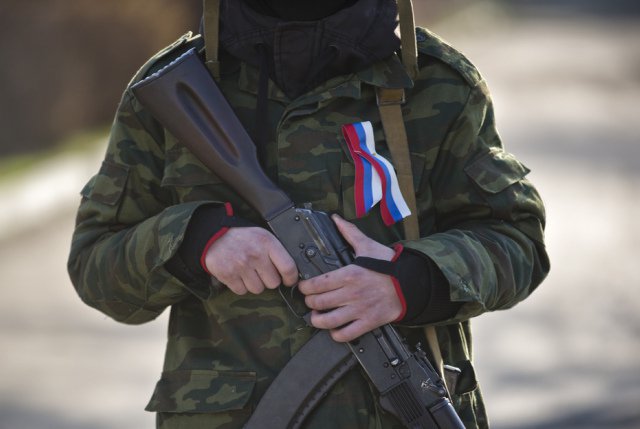 Un soldat affichant le drapeau russe sur son uniforme