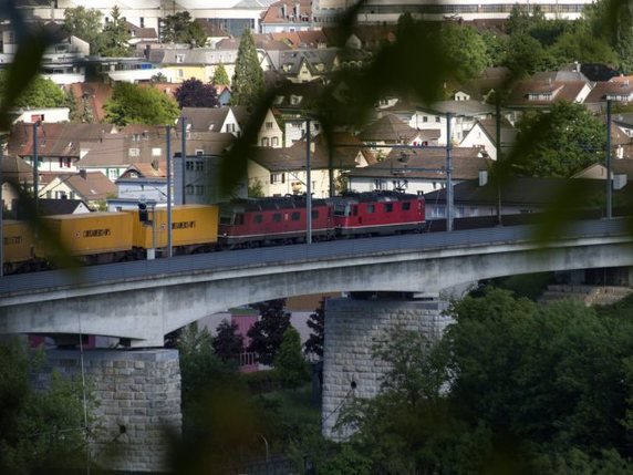 Un train de marchandises traverse l'Aar à Brugg (archives)