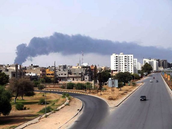 Deux réservoirs de carburant sont en feu à Tripoli