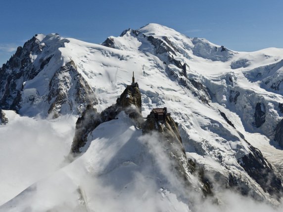 Le massif du Mont-Blanc avec l'Aiguille du Midi haute de 3842m (ar)