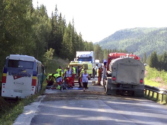 Les secours norvégiens s'affairent autour du bus accidenté