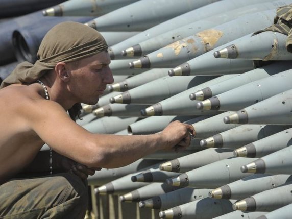 Soldat ukrainien préparant des munitions, samedi près de Lougansk.