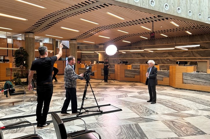 L’architecte Mario Botta en tournage à la Banque cantonale de Fribourg