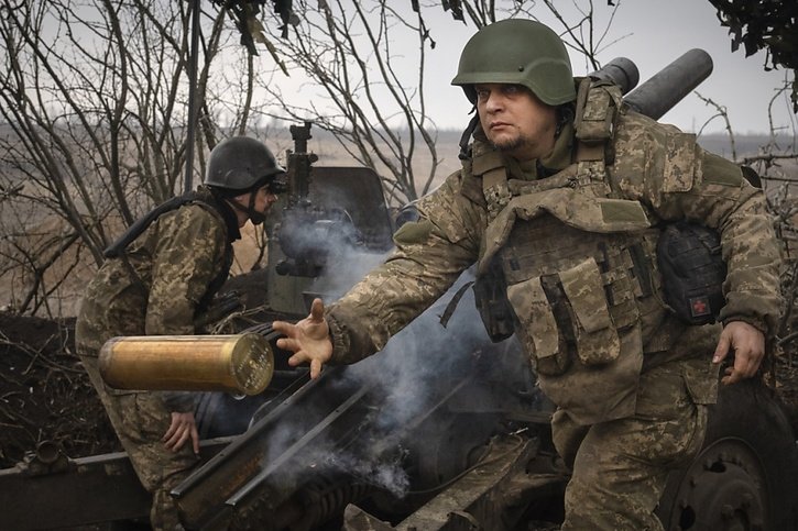 Le président ukrainien Volodymyr Zelensky a fait état vendredi d'une "bataille féroce" actuellement en cours dans la région frontalière de Kharkiv, au nord-est de l'Ukraine. La Russie a lancé une offensive terrestre dans cette zone dans le but d'y créer une "zone tampon". (Photo d'illustration) © KEYSTONE/AP/Efrem Lukatsky