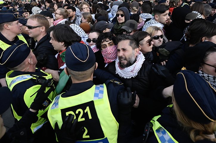 Plus d'une centaine de manifestants propalestiniens ont protesté samedi autour de la Malmö Arena, en Suède, contre la participation d'Israël à la finale de l'Eurovision. Les policiers ont utilisé des gaz lacrymogènes et emmené certains activistes dans des camions de police. © KEYSTONE/EPA/Johan Nilsson/TT