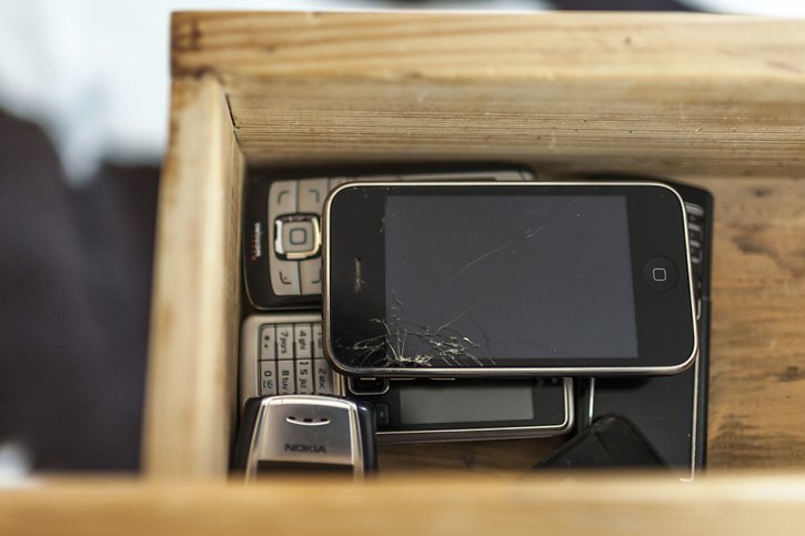 Près d'un habitant sur deux en Suisse laisse son ancien smartphone dormir dans un tiroir. (archives) © KEYSTONE/GAETAN BALLY
