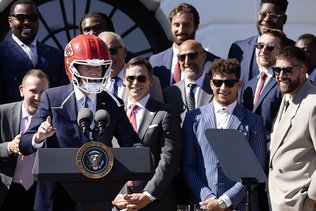 Biden reçoit les champions du Super Bowl, un casque sur la tête