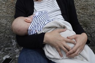 Société: Un sein à l’air pour répondre aux besoins de bébé