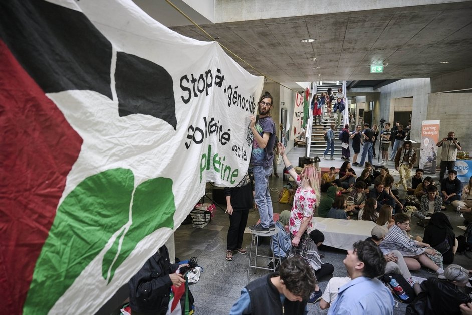 L’Uni de Fribourg occupée par des étudiants demandant un cessez-le-feu en Palestine