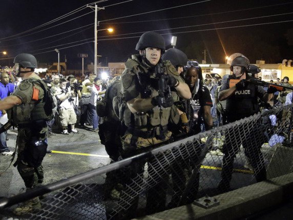 La police tente de disperser des manifestants à Ferguson