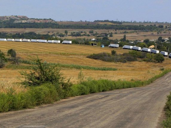 Les premiers camions du convoi roulant en direction de Lougansk