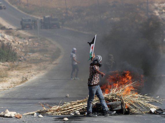 Des protestataires palestiniens face à des soldats israéliens