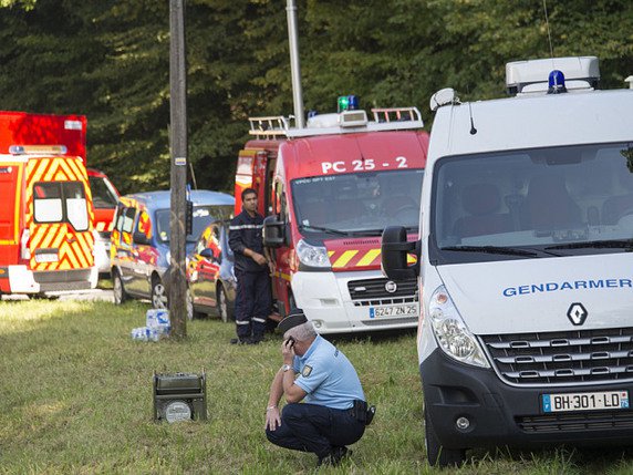 Secouristes sur le site du crash à Bart (France)