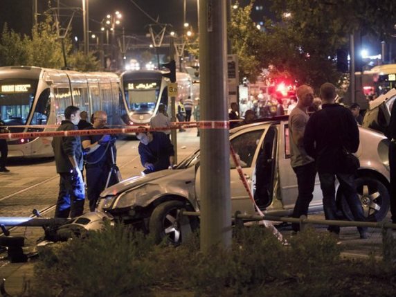 La police israélienne examinant la voiture-bélier