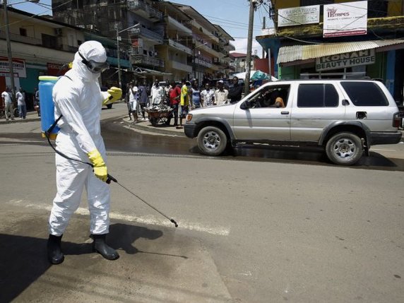 Opération de désinfection contre Ebola à Monrovia (Liberia).
