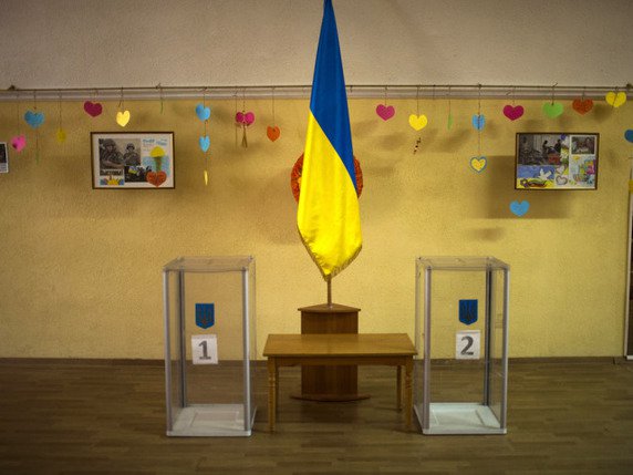 Des urnes électorales dans une école de Kiev