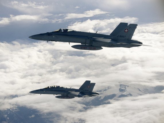 Deux F/A-18 basés à Payerne seront prêts à décoller en tout temps. © Keystone