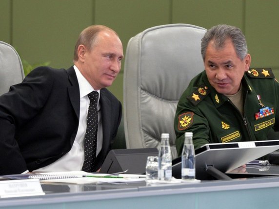 Poutine et son ministre de la Défense, Sergueï Choïgou,  vendredi