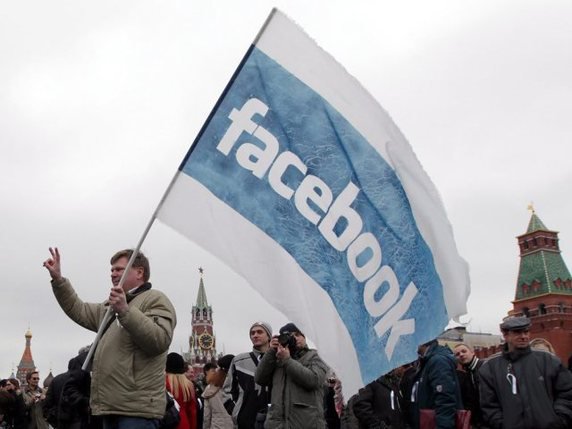 Un opposant à Poutine brandissant l'étendard de Facebook en 2012