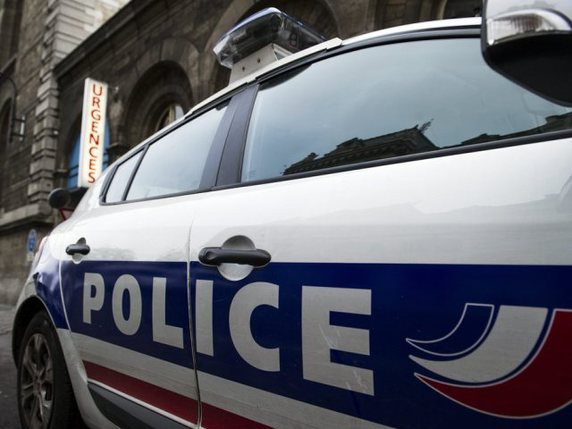 Voiture de la police française devant un hôpital (Im. prétexte).