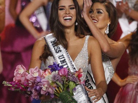 Paulina Vega couronnée par la lauréate de 2013, Gabriela Isler