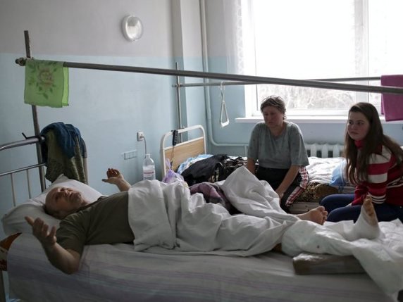 Aleksander, victime d'un éclat d'obus, à l'hôpital de Marioupol