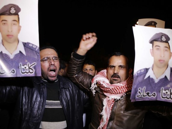 Des manifestants réclamant la libération du pilote jordanien