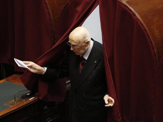 L'ancien président Giorgio Napolitano déposant son bulletin