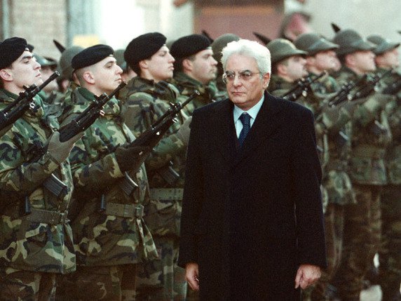 Sergio Mattarella en 2001, alors qu'il était ministre de la défense