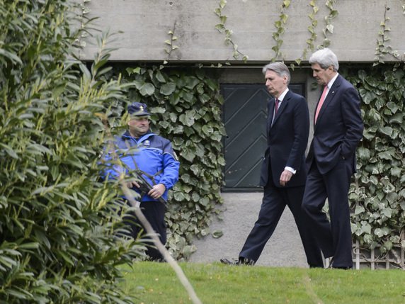 John Kerry (d) et Philip Hammond (c) pendant une pause.