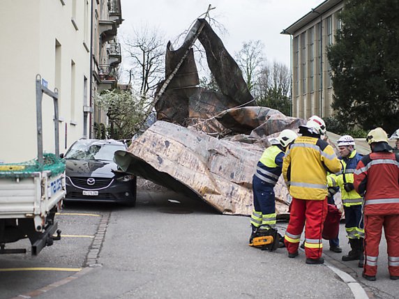 Un morceau de cuivre, de 30x20 mètres, est tombé d'un toit à Zurich