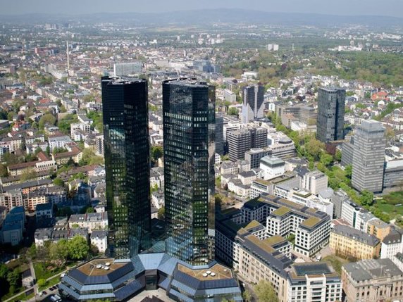 les deux tours du siège de la Deutsche Bank à Francfort (archives)