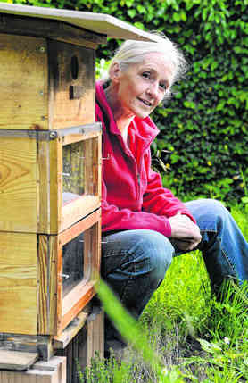 Adepte de la biodynamie, Francine Golay n’élève pas ses abeilles pour le miel. © Vincent. Murith