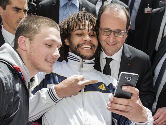 Le "selfie" avec le président français et le doigt d'honneur brandi le 15 avril à Berne.