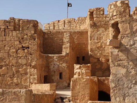 Le drapeau noir de l'EI flotte sur le château de Palmyre