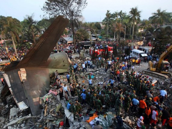 Une partie de l'empennage de l'avion militaire Hercules C-130 sur le site du crash, mardi à Medan, en Indonésie. © Keystone/EPA/DEDI SAHPUTRA