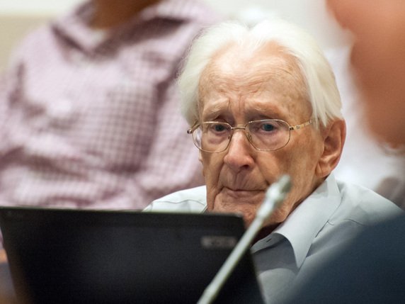 L'ancien comptable d'Auschwitz, Oskar Gröning, à son procès mardi © /AP POOL dpa/PHILIPP SCHULZE