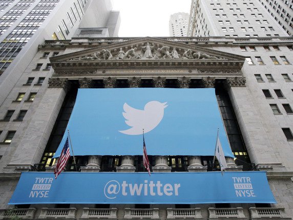 Le logo de l'entreprise Twitter sur la façade de la Bourse de New York (Archives). © Keystone/AP/MARK LENNIHAN